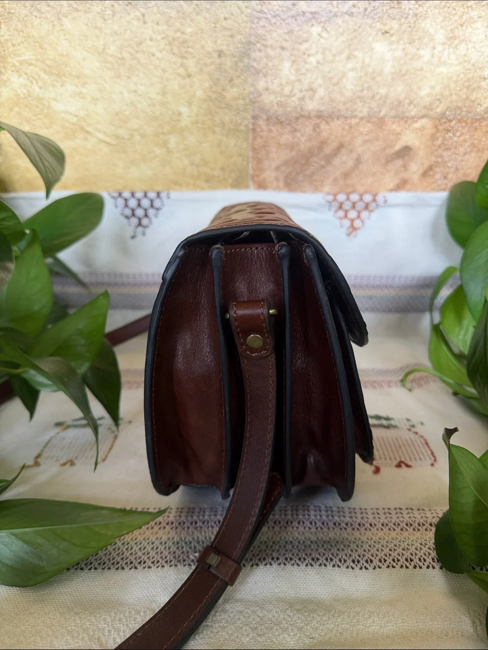 NEW Gianni Conti Italian Leather Embossed Floral Compartment Crossbody Saddle